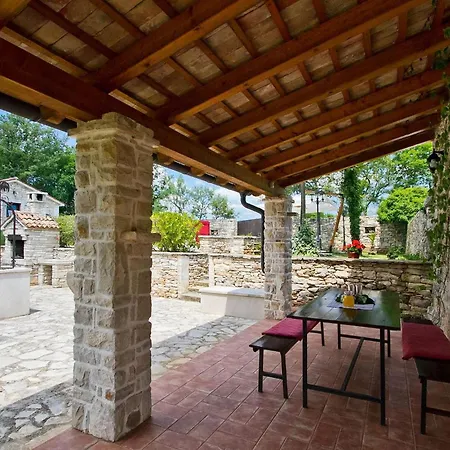 Stancija Bursic 펜션 풀라