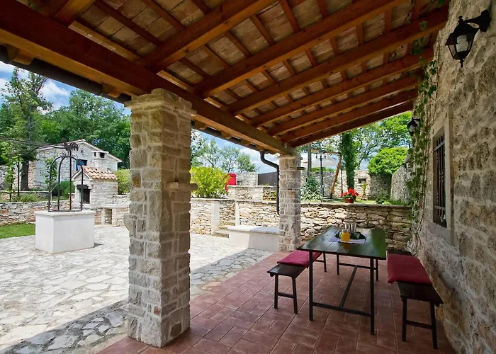 Stancija Bursic 펜션 풀라