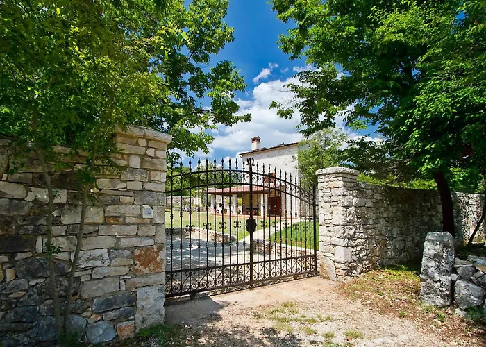 펜션 Stancija Bursic 풀라