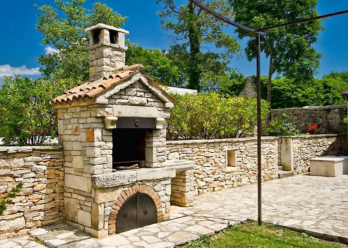 Stancija Bursic 펜션 풀라